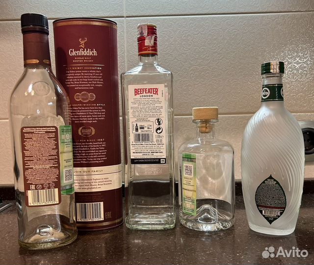 Бутылки из-под виски, водки, бифитера