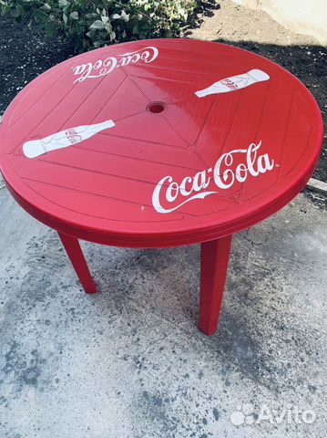 Столик кока кола. Столик кока кола уличный. Пластиковый стол кока кола. Стол кока кола круглый. Стойка кока кола металлическая.