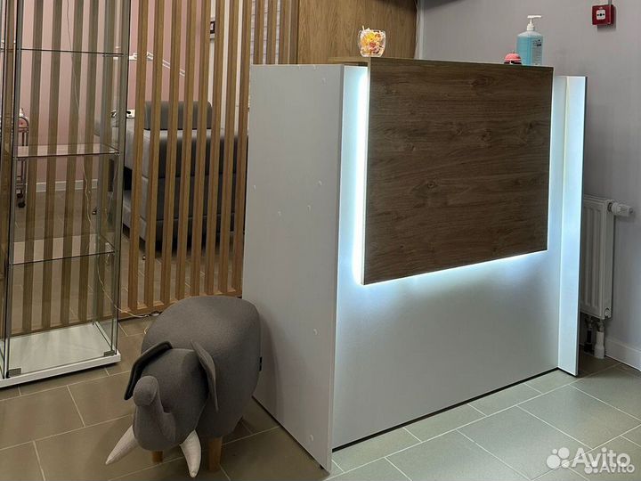 Стойка ресепшен с подсветкой / Виста