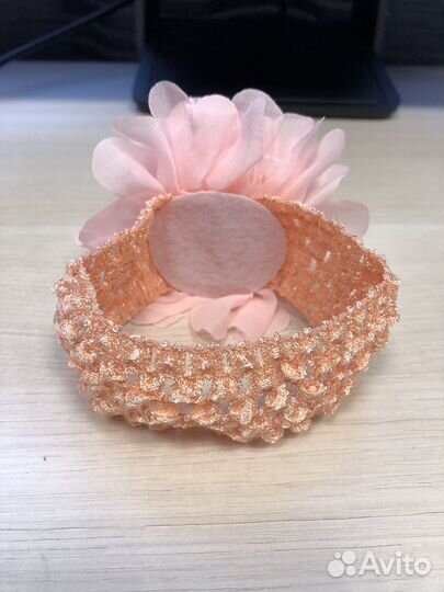 Повязка на голову с цветком персиковая