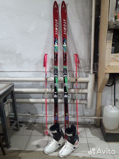 Горные лыжи Atomic, ботинки Salomon, палки, чехол