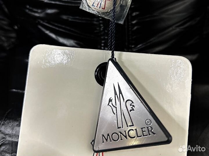 Пуховик Moncler черный глянцевый