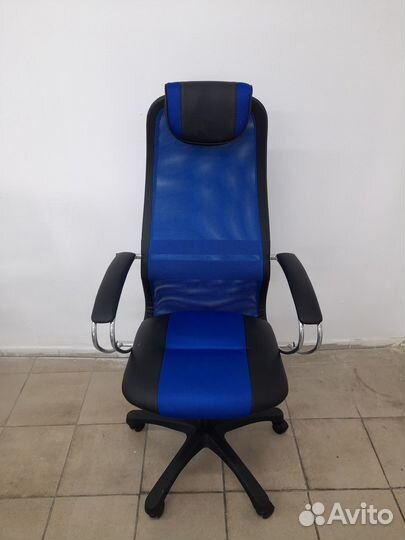 Компьютерное кресло синее. С подлокотниками