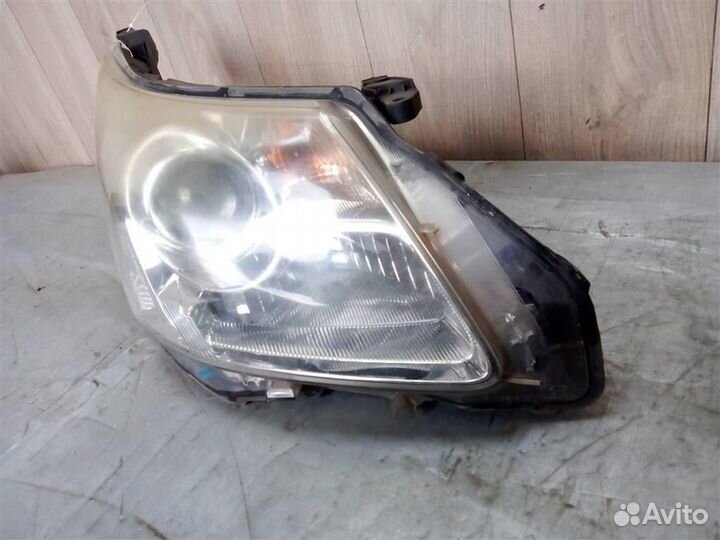 Фара правая Toyota Avensis