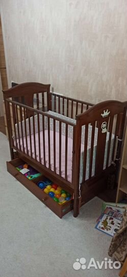Детская кроватка с маятниковым механизмом
