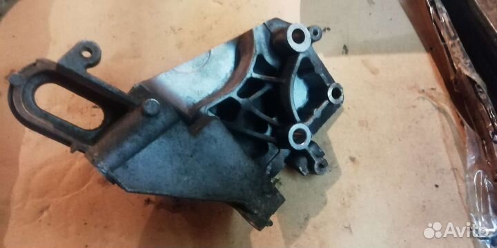 Кронштейн двс правый Ford Fusion