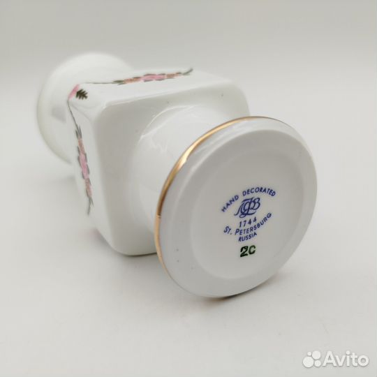 Миниатюрная ваза, украшенная цветочной гирляндой