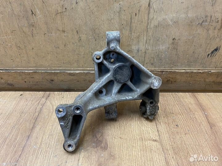 Кулак поворотный задний правый Volkswagen Passat B