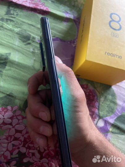 Телефон Realme 8