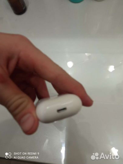 Продам airpods наушники один не работает