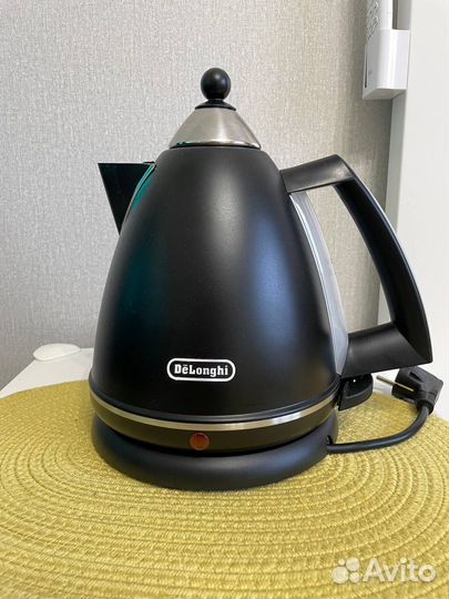 Чайник DeLonghi KBX2016.BK