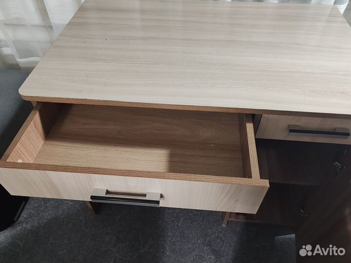Письменный стол