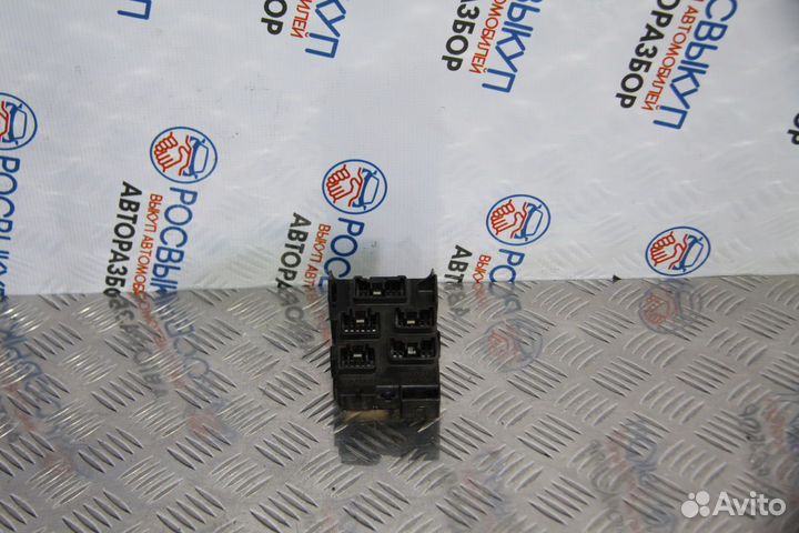 Блок предохранителей Toyota Avensis ZZT251 1ZZ-FE