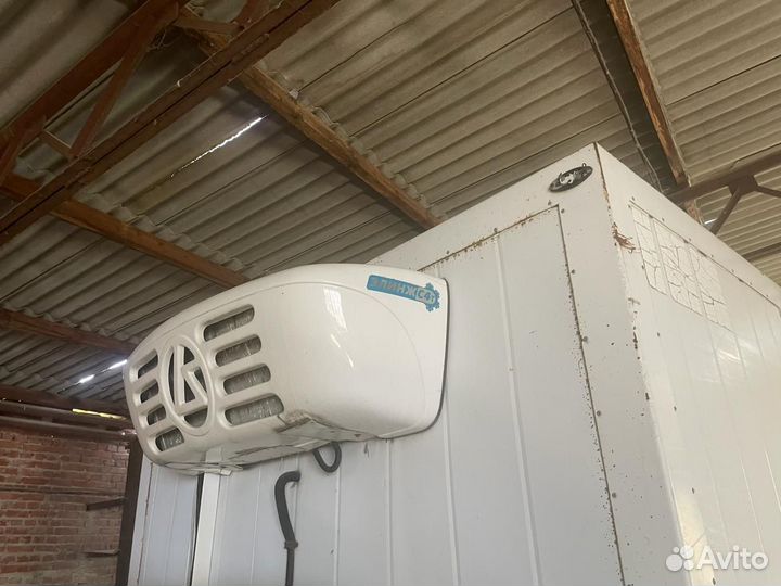 Будка с рефрижератором