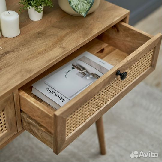 Консольный столик деревянный светлый с ротангом в скандинавском стиле