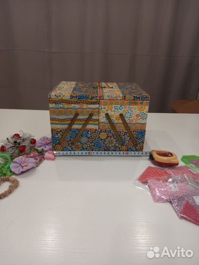 Деревянная шкатулка для рукоделия и украшения