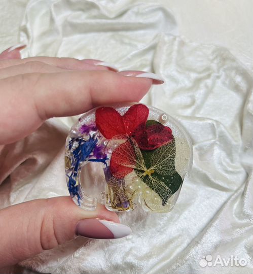 Брошь ручной работы из эпоксидной смолы