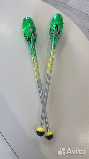 Булавы и обруч для художественной гимнастики