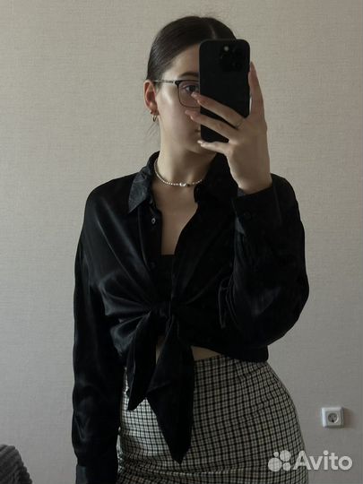 Рубашка черная атласная Bershka