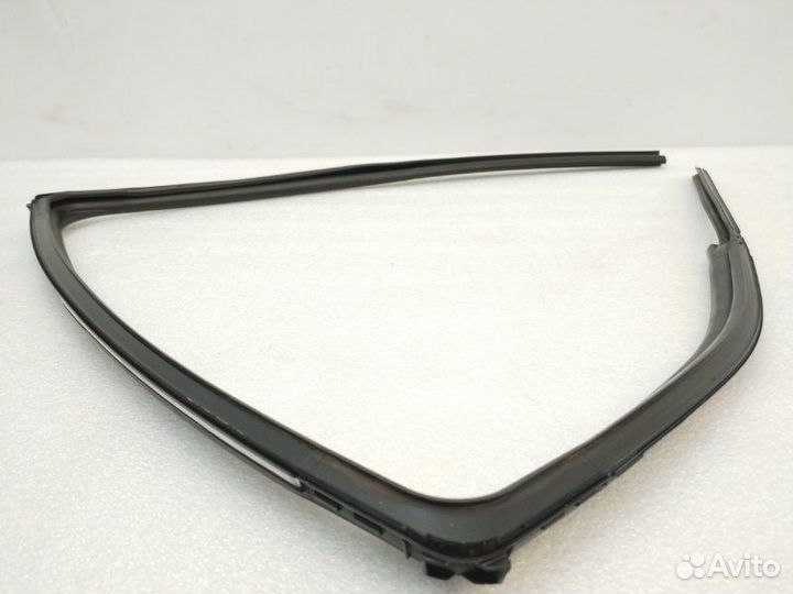 Уплотнитель стекла двери задний правый Mitsubishi