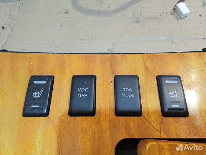 Консоль центральная Infiniti QX56