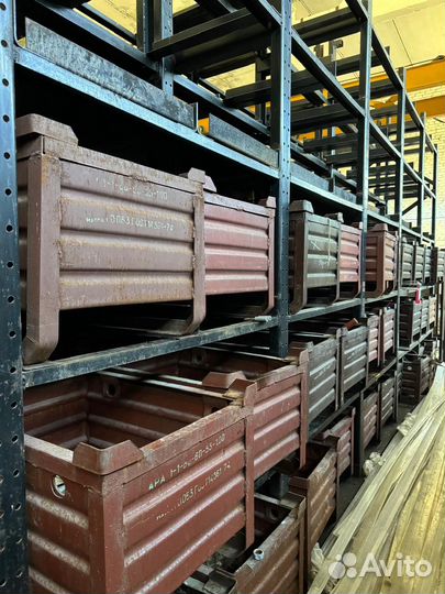 Металлические ящики со стеллажами для них