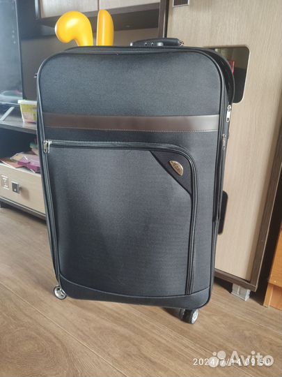 Чемодан на колесах большой тканевый