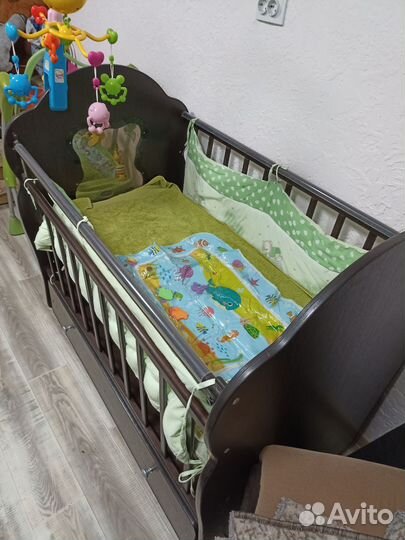 Детская кроватка с маятником