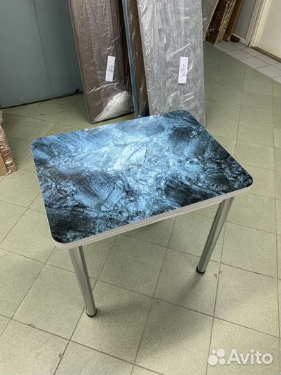 Стол-стекло поворотный механизм с принтом