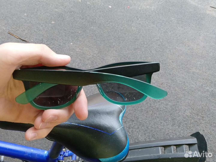 Чёрно-зелёные солнце-защитные очки