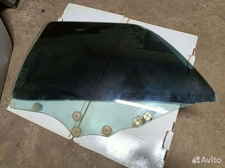 Стекло заднее левое Toyota crown S150