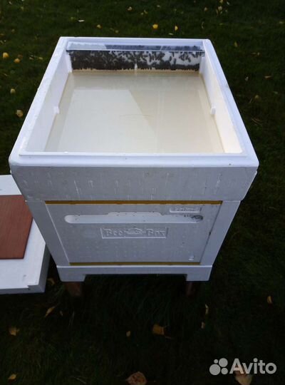 Улей с пчелами