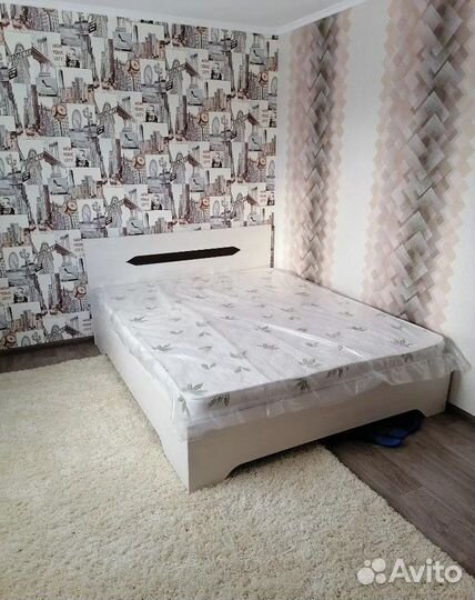 Кровать с матрасом