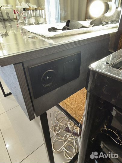 Туалетный столик с зеркалом и подсветкой