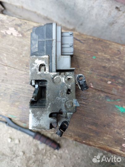 Замок передней левой двери Лада Гранта