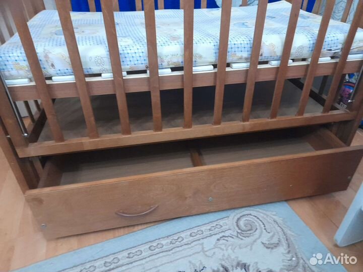 Детская кроватка с маятником и ящиком
