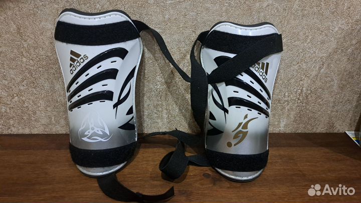 Щитки футбольные