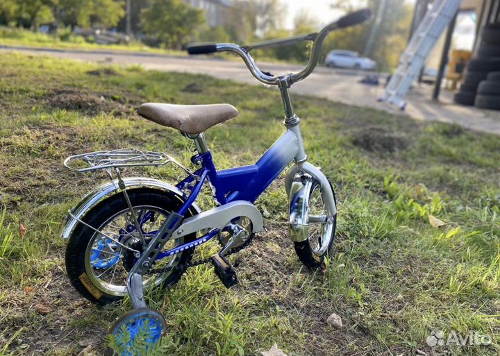 Детский велосипед с дополнительными колесами