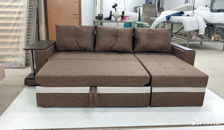 Диван угловой со столиком