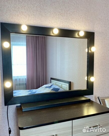 Гримерное зеркало с лампочками