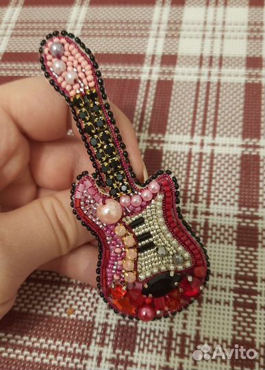 Брошь бисером гитара
