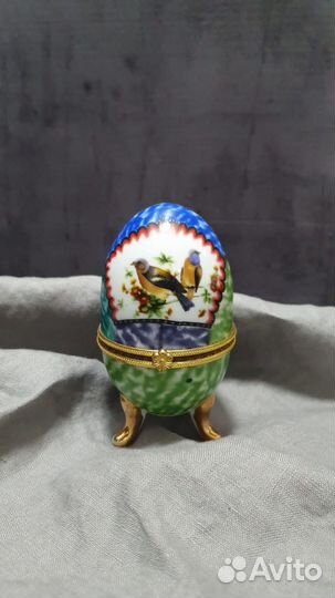 Фарфоровая шкатулка в форме яйца
