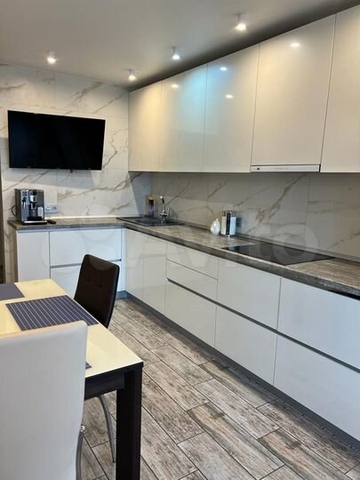 3-к. квартира, 100 м², 1/14 эт.