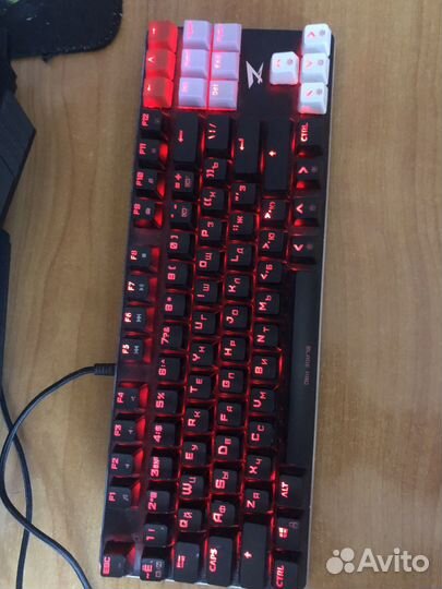 Игровая клавиатура и коврик