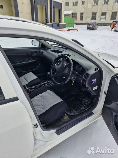 Nissan AD 1.8 AT, 2002, битый, 475 000 км