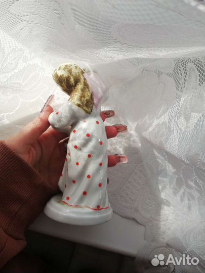 Фарфоровая статуэтка