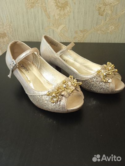 Туфли для девочки 33 размер золотистого цвета