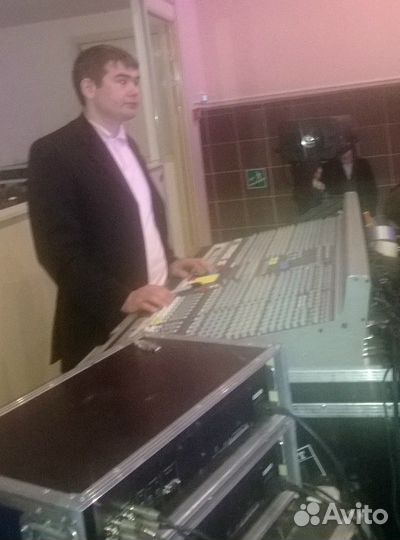 Звукорежиссер со своей аппаратурой, диджей, DJ