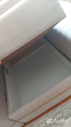 Угловой холл