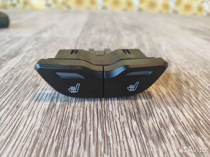 Кнопки обогрева передних сидений Лада Vesta